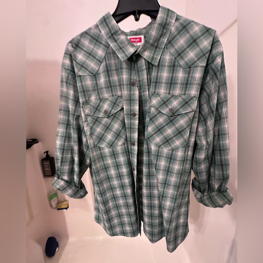 Wrangler Men's Green Checkered Button-Down Shirt